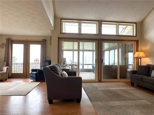 16 Dean Street, Port Dover, ON - Indoor Photo Showing Living Room