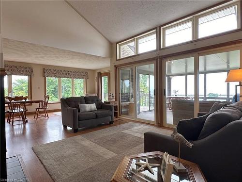 16 Dean Street, Port Dover, ON - Indoor Photo Showing Living Room