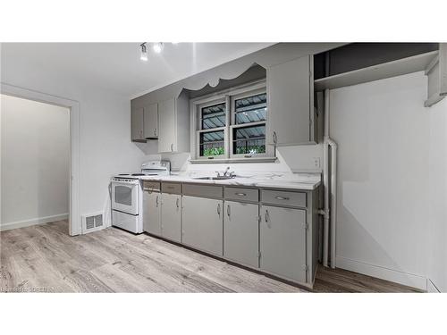 848 Colborne Street E, Brantford, ON - Indoor Photo Showing Kitchen