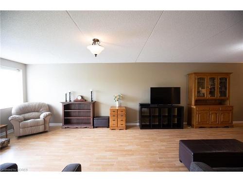 402-5 Mill Pond Court, Simcoe, ON - Indoor Photo Showing Living Room