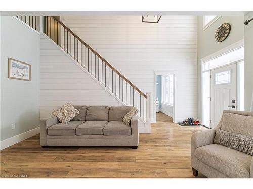 82 Sunview Drive, Norwich, ON - Indoor Photo Showing Living Room