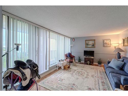 1203-6500 Montevideo Road, Mississauga, ON - Indoor Photo Showing Living Room