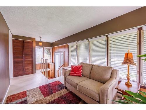 207 Market Street E, Port Dover, ON - Indoor Photo Showing Living Room