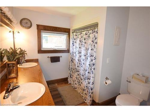 22 Charlton Crescent, Simcoe, ON - Indoor Photo Showing Bathroom