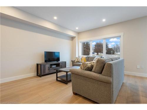 99 Amber Street, Waterford, ON - Indoor Photo Showing Living Room