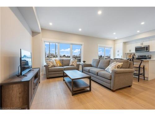 99 Amber Street, Waterford, ON - Indoor Photo Showing Living Room