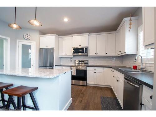 144 Glendale Drive, Tillsonburg, ON - Indoor Photo Showing Kitchen With Double Sink With Upgraded Kitchen