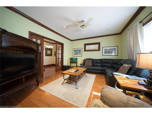 92 Main St N, Waterford, ON - Indoor Photo Showing Living Room