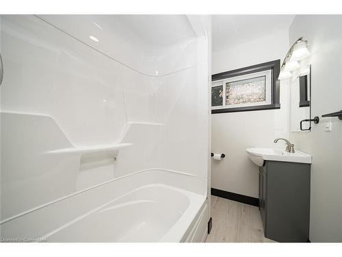 17 Martin Avenue, Simcoe, ON - Indoor Photo Showing Bathroom