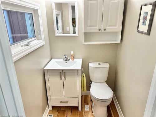 605 Gage Street, Delhi, ON - Indoor Photo Showing Bathroom