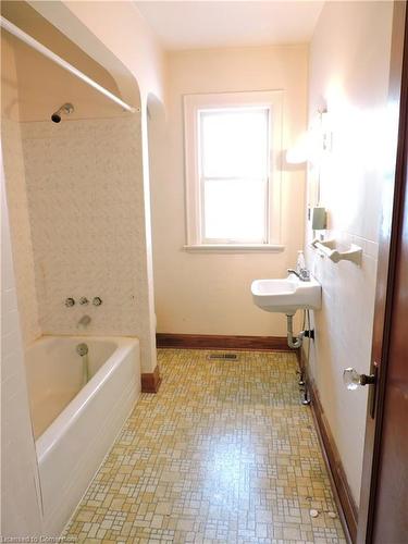 85 Colborne Street N, Simcoe, ON - Indoor Photo Showing Bathroom