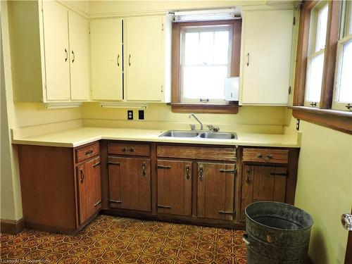 85 Colborne Street N, Simcoe, ON - Indoor Photo Showing Kitchen With Double Sink