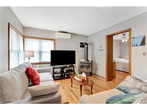 319 Erie Boulevard, Long Point, ON - Indoor Photo Showing Living Room