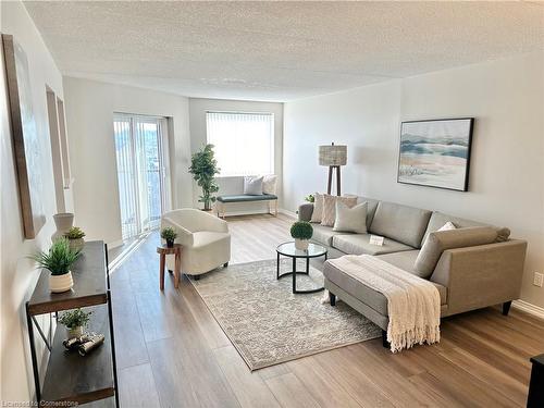 605-11 Mill Pond Court, Simcoe, ON - Indoor Photo Showing Living Room