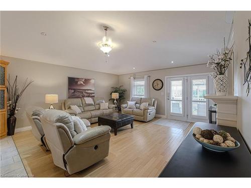 65 Mann Avenue, Simcoe, ON - Indoor Photo Showing Living Room