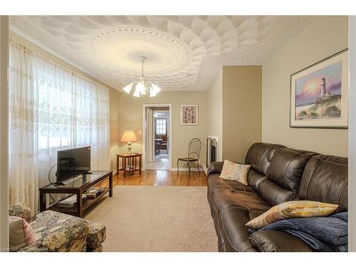 126 Mccall Crescent, Simcoe, ON - Indoor Photo Showing Living Room