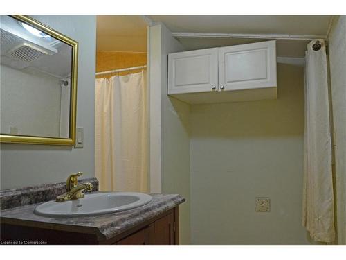 86 Pond Street, Simcoe, ON - Indoor Photo Showing Bathroom