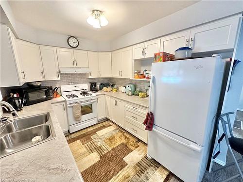 34-175 Victoria Court, Simcoe, ON - Indoor Photo Showing Kitchen With Double Sink