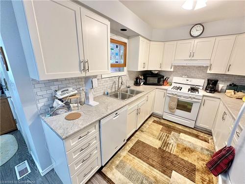 34-175 Victoria Court, Simcoe, ON - Indoor Photo Showing Kitchen With Double Sink