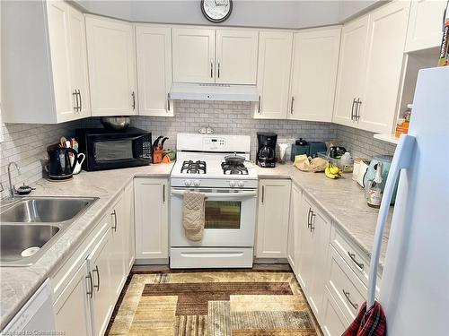 34-175 Victoria Court, Simcoe, ON - Indoor Photo Showing Kitchen With Double Sink