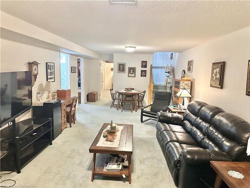 34-175 Victoria Court, Simcoe, ON - Indoor Photo Showing Living Room