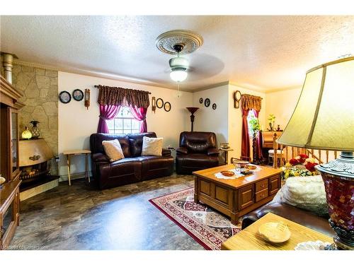 79 Sovereign Street W, Waterford, ON - Indoor Photo Showing Living Room