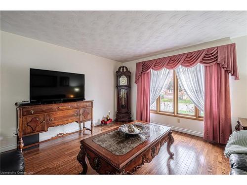 2 Angle Street, Simcoe, ON - Indoor Photo Showing Living Room