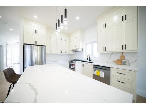 57 Pike Creek Drive, Cayuga, ON - Indoor Photo Showing Kitchen With Upgraded Kitchen