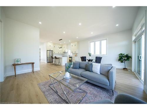 57 Pike Creek Drive, Cayuga, ON - Indoor Photo Showing Living Room