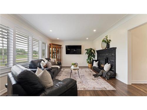 373 Decou Road, Simcoe, ON - Indoor Photo Showing Living Room