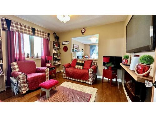 30 Woodfield Avenue, Townsend, ON - Indoor Photo Showing Living Room