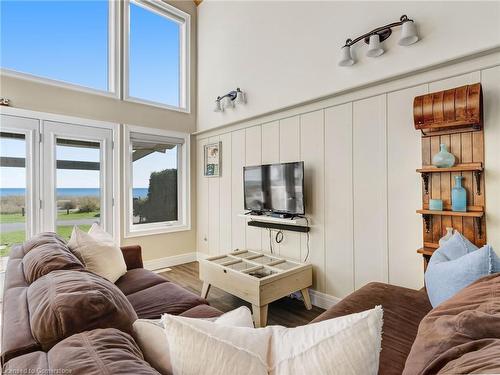 31 Ordnance Avenue, Turkey Point, ON - Indoor Photo Showing Living Room