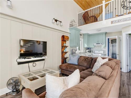 31 Ordnance Avenue, Turkey Point, ON - Indoor Photo Showing Living Room