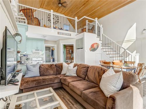 31 Ordnance Avenue, Turkey Point, ON - Indoor Photo Showing Living Room