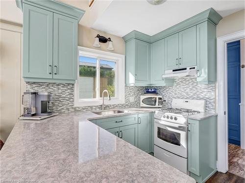 31 Ordnance Avenue, Turkey Point, ON - Indoor Photo Showing Kitchen