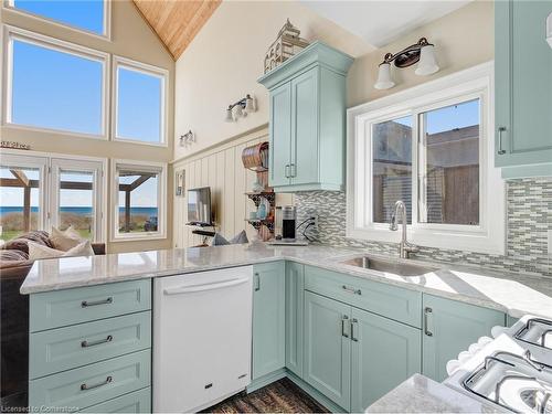 31 Ordnance Avenue, Turkey Point, ON - Indoor Photo Showing Kitchen