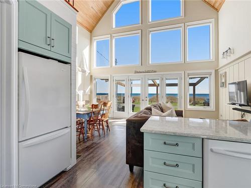 31 Ordnance Avenue, Turkey Point, ON - Indoor Photo Showing Kitchen