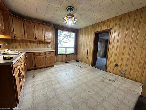 1542 Highway 59, Port Rowan, ON - Indoor Photo Showing Kitchen With Double Sink