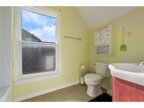 40 Nichol Street, Waterford, ON - Indoor Photo Showing Bathroom