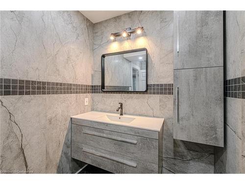 16 Gaal Court, Brantford, ON - Indoor Photo Showing Bathroom