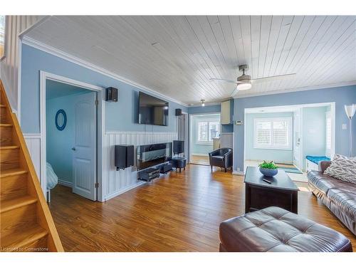 24 Private Lane, Long Point, ON - Indoor Photo Showing Living Room