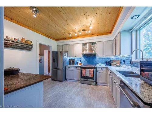 356 Norfolk Street S, Simcoe, ON - Indoor Photo Showing Kitchen With Double Sink With Upgraded Kitchen