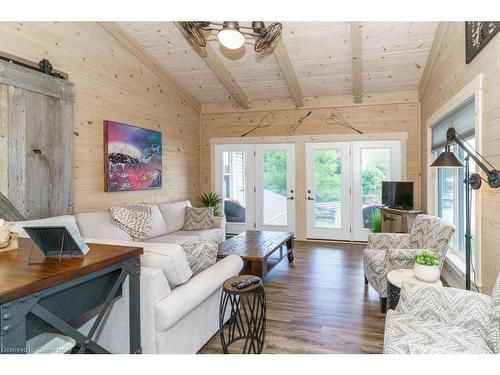 143 South Drive, Huntsville, ON - Indoor Photo Showing Living Room