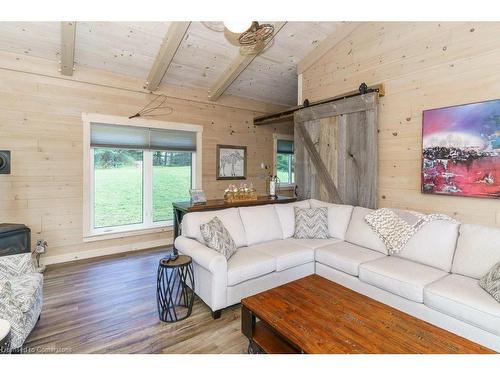 143 South Drive, Huntsville, ON - Indoor Photo Showing Living Room