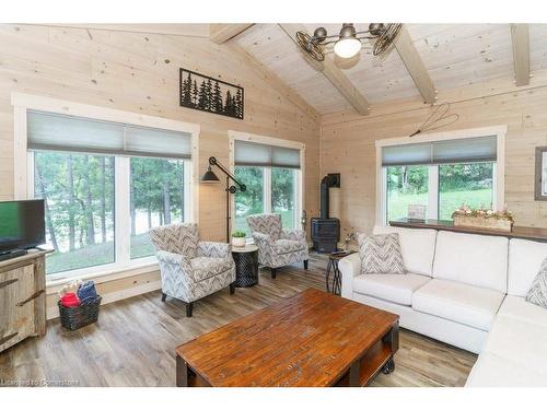 143 South Drive, Huntsville, ON - Indoor Photo Showing Living Room