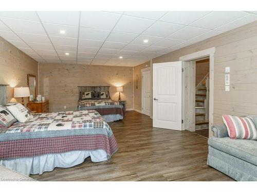 143 South Drive, Huntsville, ON - Indoor Photo Showing Bedroom