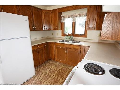 339 Norfolk Street S, Simcoe, ON - Indoor Photo Showing Kitchen With Double Sink