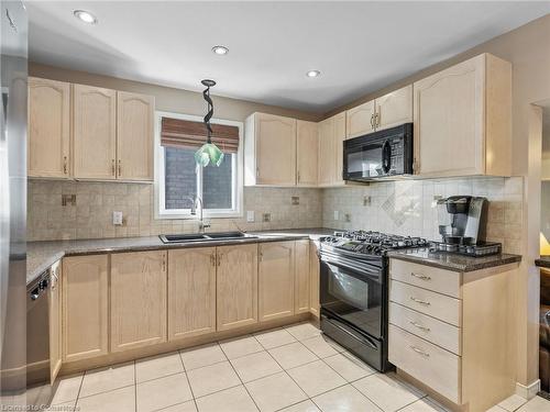 118 Fano Drive, Hamilton, ON - Indoor Photo Showing Kitchen With Double Sink