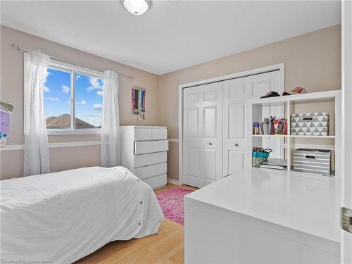 118 Fano Drive, Hamilton, ON - Indoor Photo Showing Bedroom