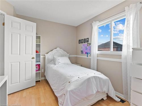 118 Fano Drive, Hamilton, ON - Indoor Photo Showing Bedroom